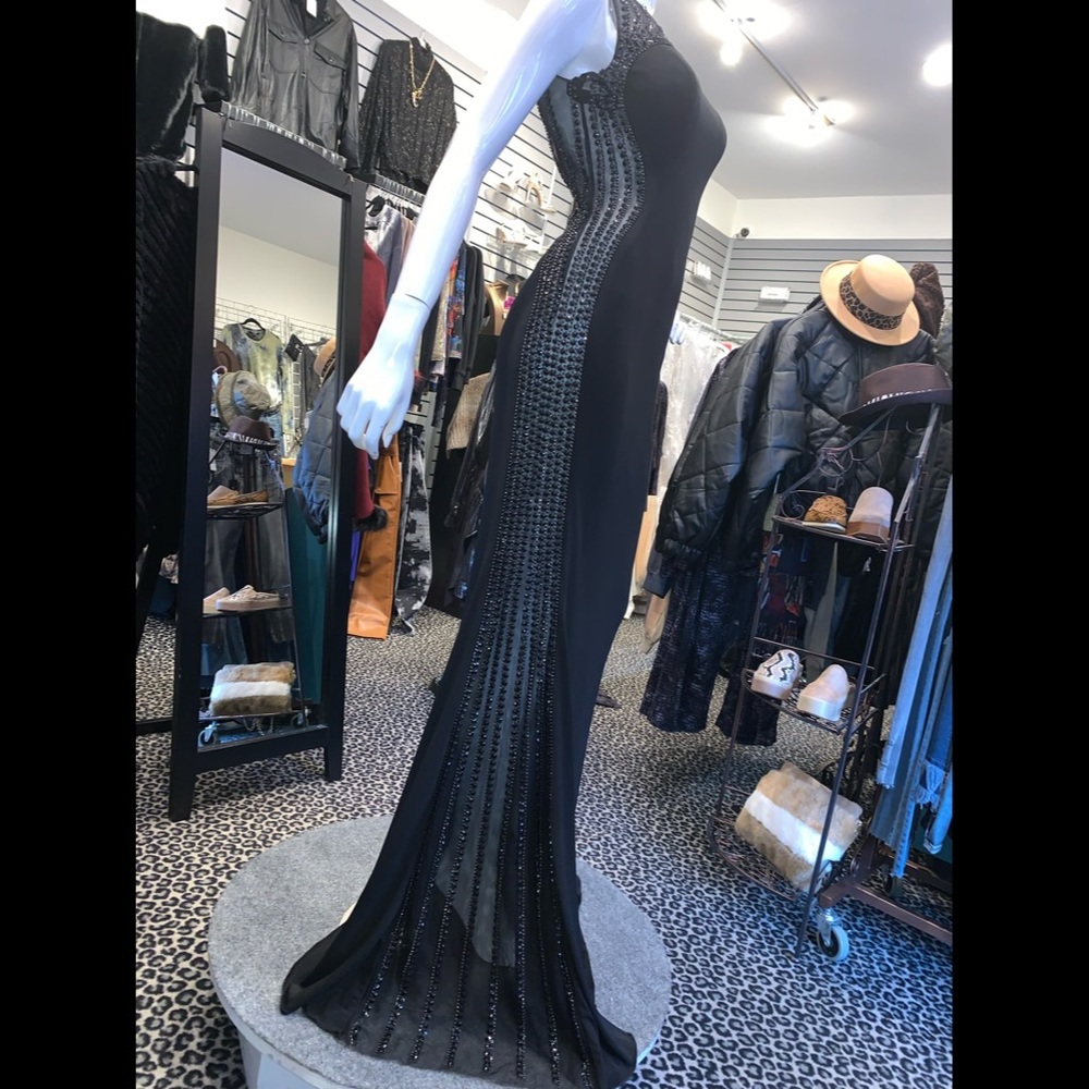 Black side mesh gown
